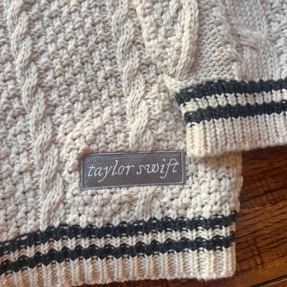 Taylor Swift Folklore Cardigan BRAND NEW IN ORIGINAL PACKAGING - Picture 4 of 7